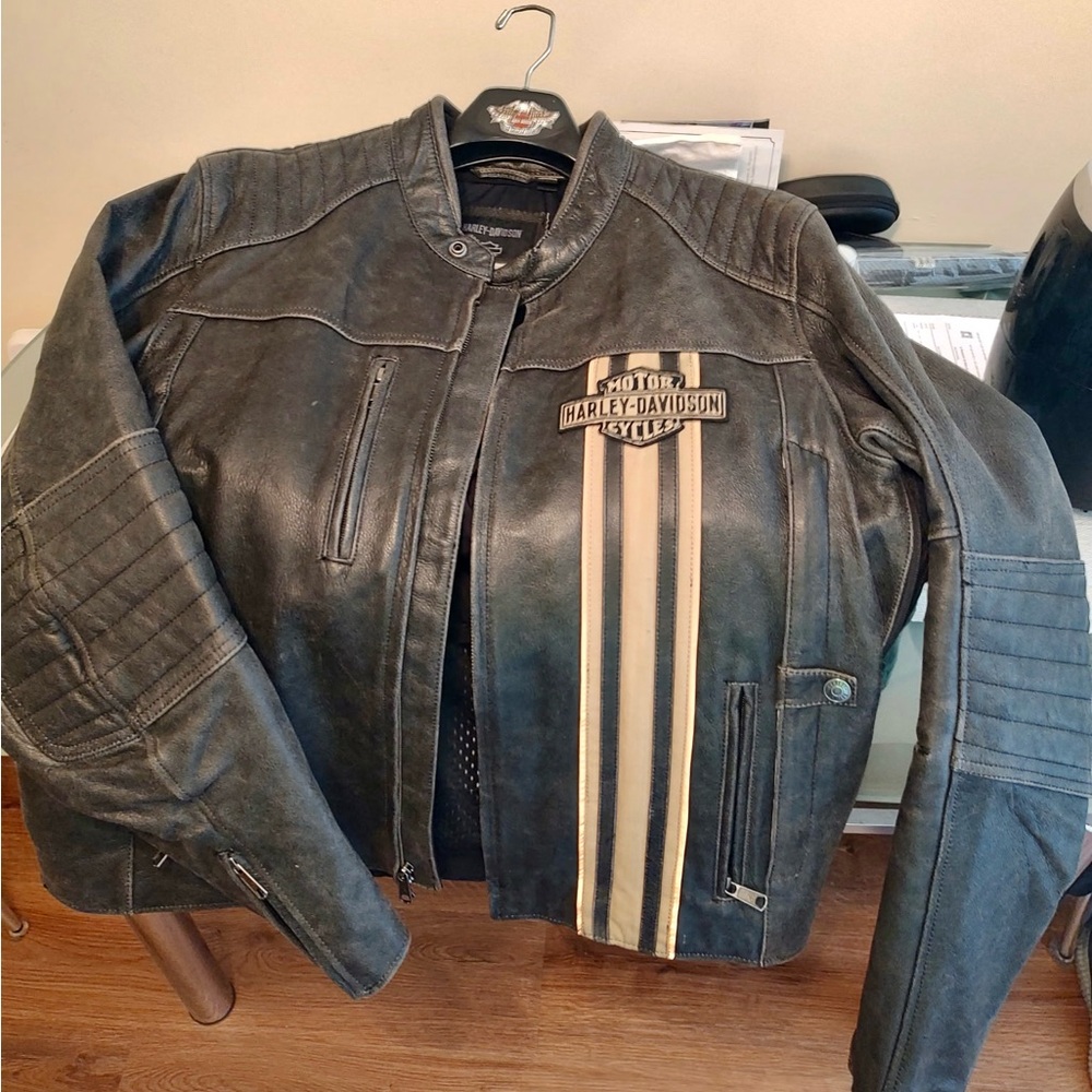 MEN’S Harley-Davidson Black Leather Jacket - 
*WORN ONCE*
Color Blk distressed